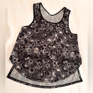 Lululemon Flower Detail Black White Tank Top!  Size 8/10 EUC!!  Lulu!  Daisy